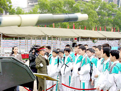 1、参观三军武器展