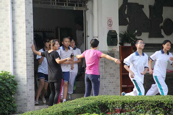 学校举行例行紧急疏散演练