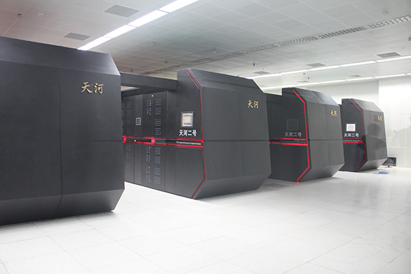我校计算机俱乐部成员参观“天河二号”超级计算机中心