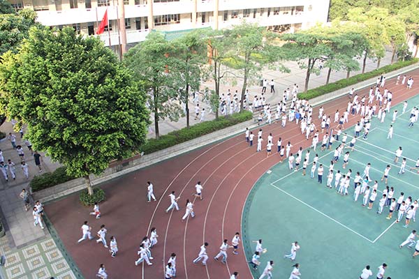 学校举行例行紧急疏散演练