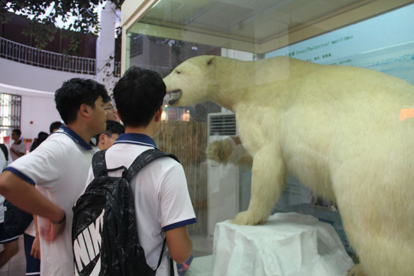 高一学生参观中大生物博物馆