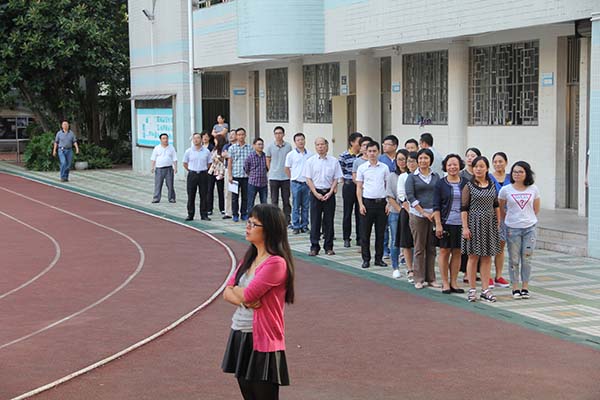学校举行例行紧急疏散演练