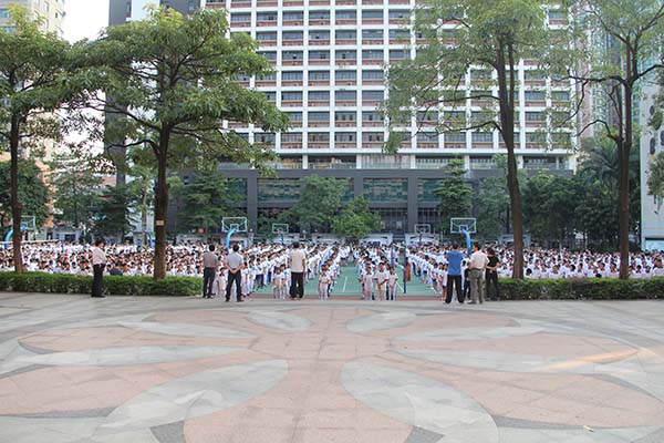 学校举行例行紧急疏散演练