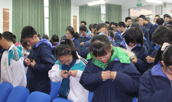 团委举行新团员入团仪式 