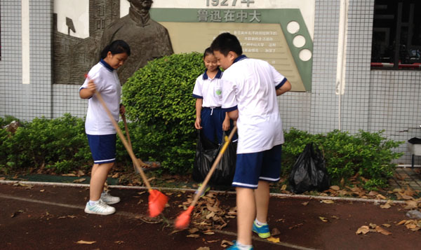 我们的校园我们自己爱护 ——记初一（1）班学校义务劳动 