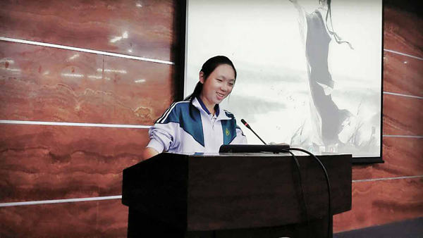 高一段芹梅同学给大家讲小说欣赏
