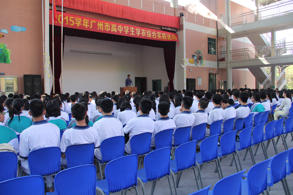 走进田园 亲近土地 ——高二年级圆满完成学农任务