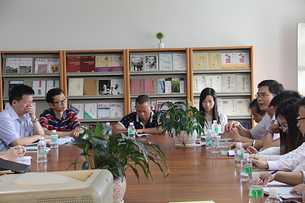 郁南县数学老师一行16人来我校听课交流