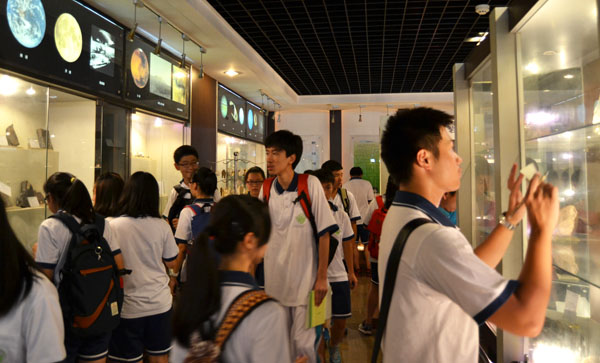 我校高一级同学参观中大地质博物馆
