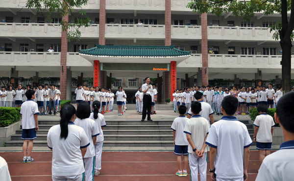 护送、鼓励毕业班同学踏入考场