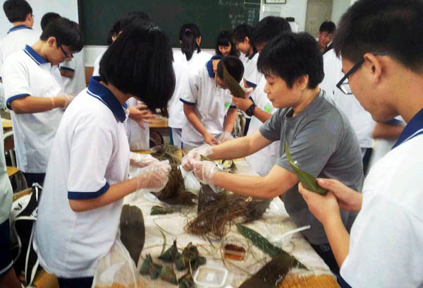 体验传统文化 ——初二5班集体过端午动手包粽子