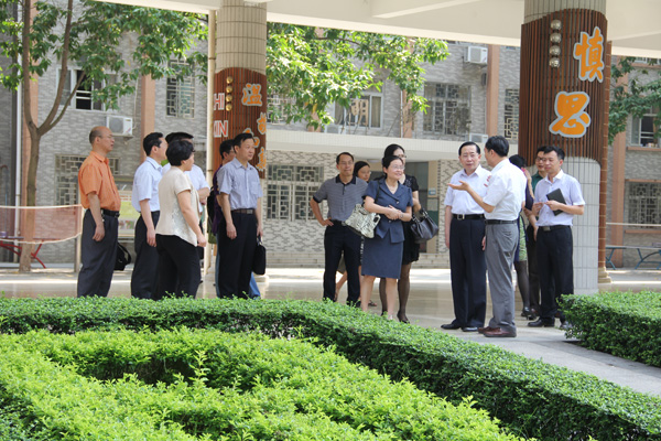 中山大学郑德涛书记来我校进行“六一”节慰问