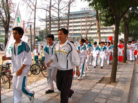 春风行动----团员干部到怡乐路参加植树活动