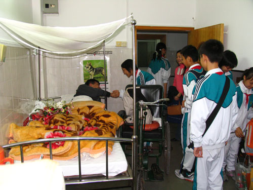 少大队到荣校慰问荣军
