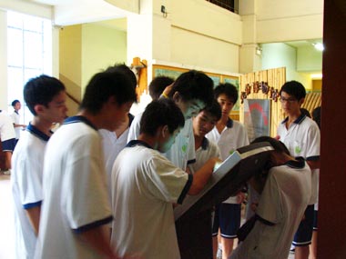 起始年级学生参观中山大学生物博物馆