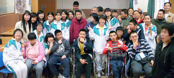 我校几十师生清明节期间慰问残障人士和老人