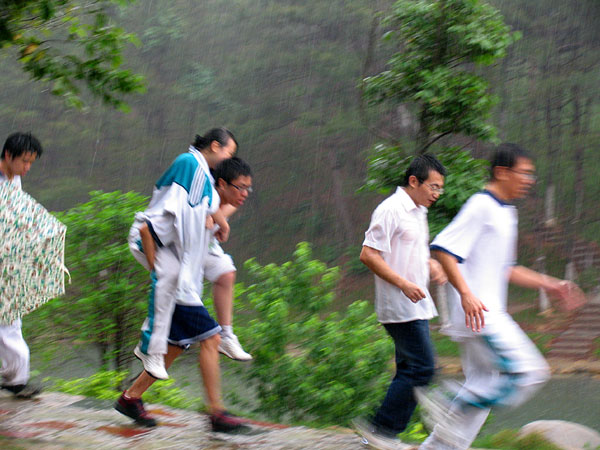 山间春游一女生旧伤复发两班师生冒雨合力救援(图)