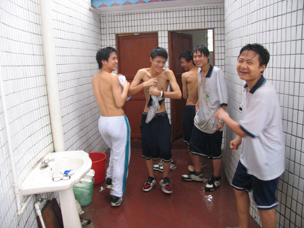 山间春游一女生旧伤复发两班师生冒雨合力救援(图)