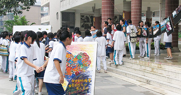 女教师义卖旅游纪念品和摄影作品为震区加捐赈灾款