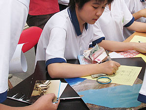 女教师义卖旅游纪念品和摄影作品为震区加捐赈灾款