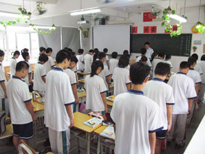 全校师生两次向汶川大地震死难同胞致哀