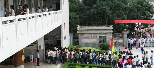 我校顺利完成０８年高考考场任务