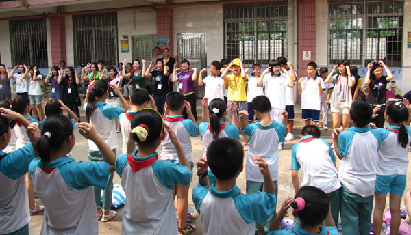 我校学生和香港中学生到海珠小学开展支助交流活动