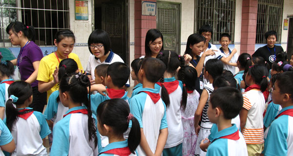 我校学生和香港中学生到海珠小学开展支助交流活动