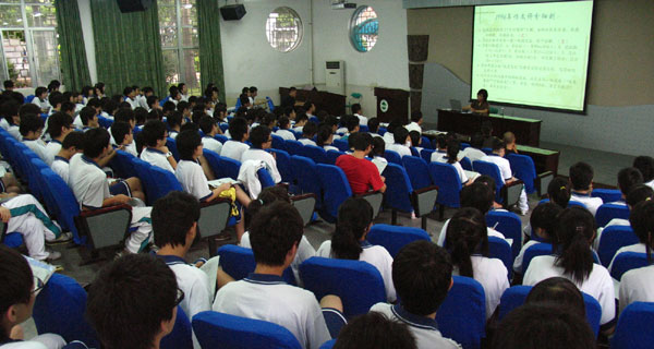 我校邀市教研员李月蓉为高三学生精彩讲座