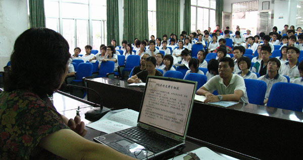 我校邀市教研员李月蓉为高三学生精彩讲座