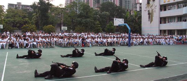 海珠区特警中队来我校表演展示