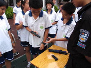 海珠区特警中队来我校表演展示