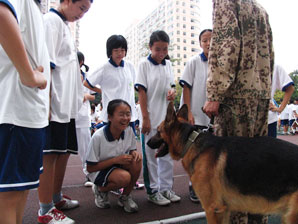 海珠区特警中队来我校表演展示