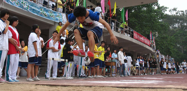 我校举行第十六届田径运动会