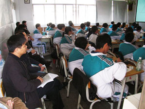 省农村初中校长提高班学员来我校交流