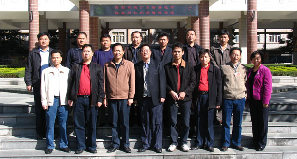 省农村初中校长提高班学员来我校交流