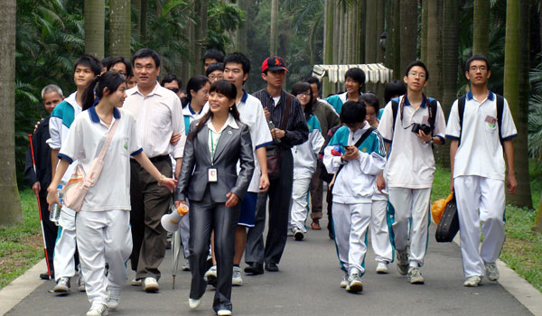 学生志愿者的快乐：与盲人一起触摸春天