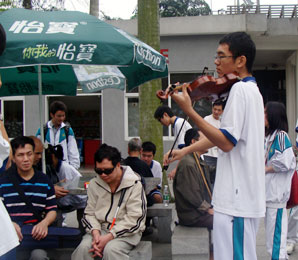 学生志愿者的快乐：与盲人一起触摸春天