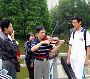 学生志愿者的快乐：与盲人一起触摸春天
