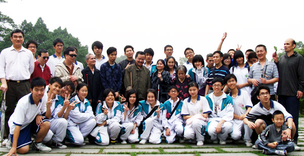 学生志愿者的快乐：与盲人一起触摸春天