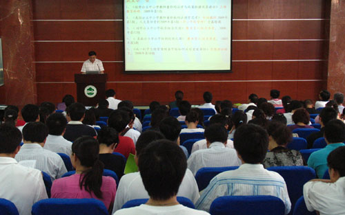 学校中层干部进行述职