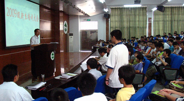 我校２００９级高一新生培训圆满结束