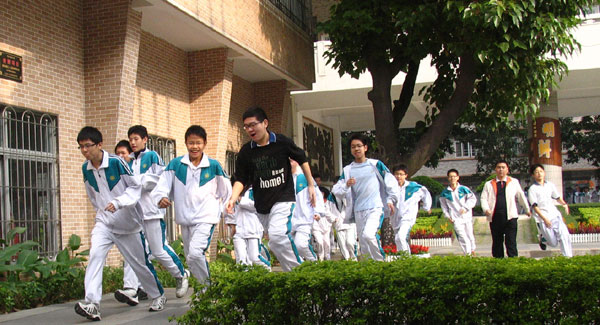 我校举行学期紧急疏散演练