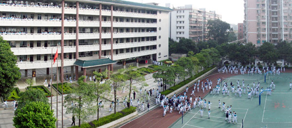我校举行学期紧急疏散演练