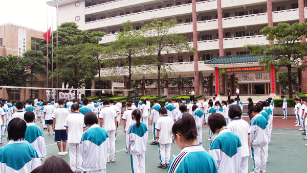 我全校师生为玉树地震遇难同胞致哀