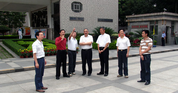 中山大学黄达人校长到附中视察校园安全工作