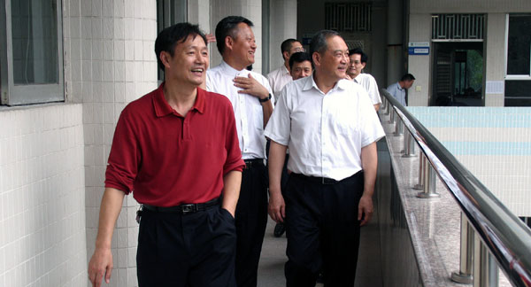 中山大学黄达人校长到附中视察校园安全工作