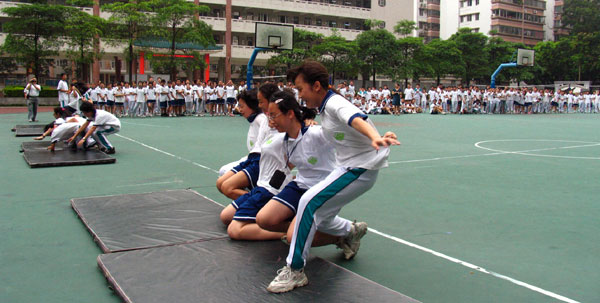 初一年级隆重举行“告别童年 走向青春”少先队退队仪式