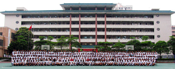 我校今年中考创奇迹，囊括区内总分前十名