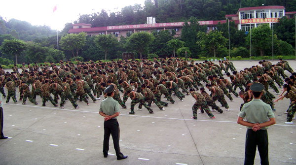我校2010学年新生军训圆满结束
